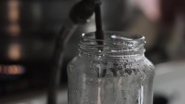 Алкогольное дистилляционное оборудование, поток жидкости в стеклянную банку — стоковое видео