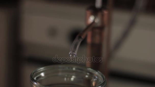 Equipamento de destilação de álcool, fluxo de fluido de uísque em frasco de vidro — Vídeo de Stock