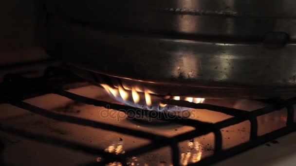 Producción casera de alcohol en llamas. Equipo de destilación de alcohol, flujo de fluido de aguardiente en frasco de vidrio — Vídeos de Stock