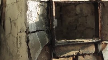 eski yıkık bir terk edilmiş evde soba