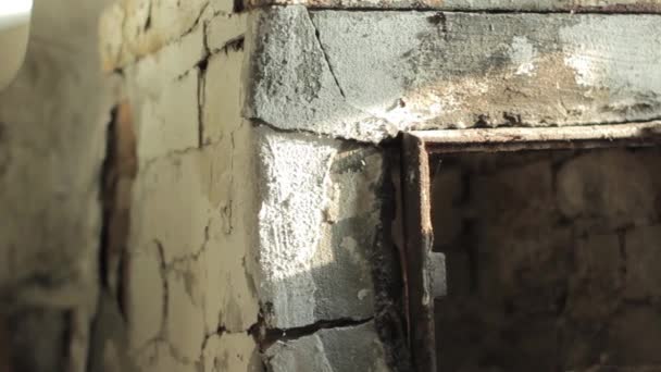 Vieja estufa en una casa abandonada en ruinas — Vídeos de Stock