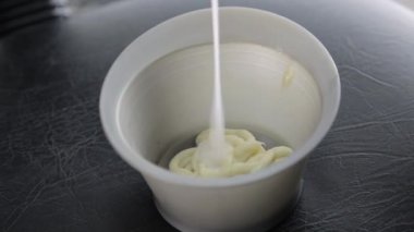 saç boya hazırlama, renk ustası bir fırça ile Güzellik Salonu konsept kıpırdanırken.