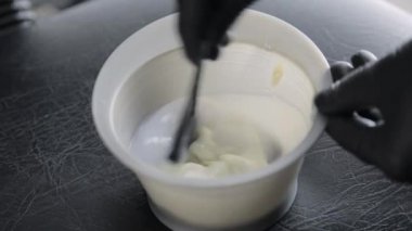 saç boya hazırlama, renk ustası bir fırça ile Güzellik Salonu konsept kıpırdanırken.