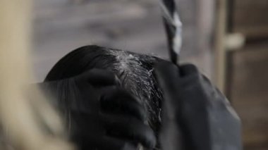 genç kadın bir güzellik salonunda renklendirme saç bir koltukta oturur