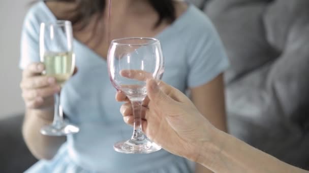 Hermosa joven bebiendo champán. belleza ladys con copa de vino — Vídeos de Stock