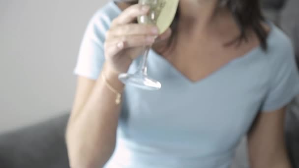 Bella giovane donna che beve champagne. ladys bellezza con bicchiere di vino — Video Stock