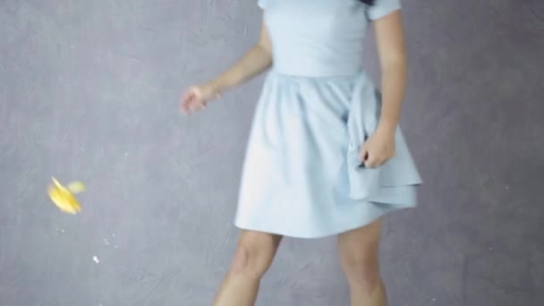 Einsame junge attraktive Frau in blauem Kleid lacht und tanzt — Stockvideo
