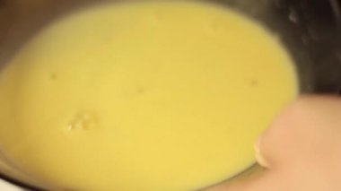 Fransız tost kızartma tavada pişirme, yumurta ekmek
