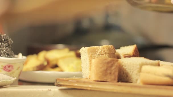 Francia pirítós a serpenyőben főzés, kenyér, tojás — Stock videók