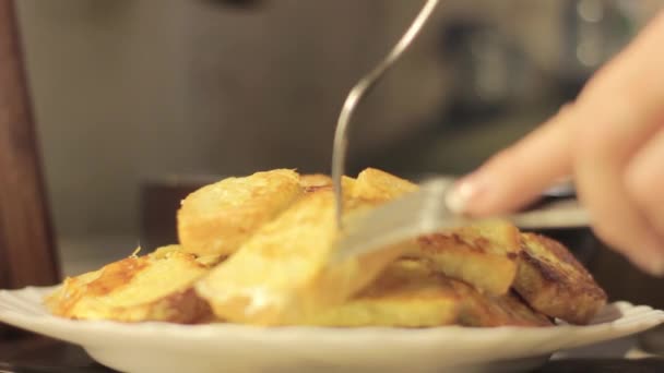 Frans toast koken in koekenpan, brood in het ei — Stockvideo