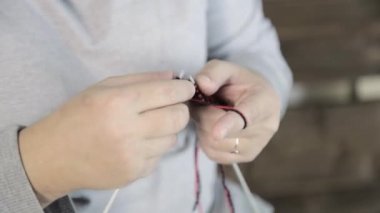 yakın çekim el örgü iğneleri ile yaşlı kadın dokuma kumaşlar