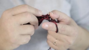 yakın çekim el örgü iğneleri ile yaşlı kadın dokuma kumaşlar