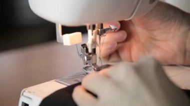 dikiş makinesi ve kadın elleri, bir bez destekleyen terzi