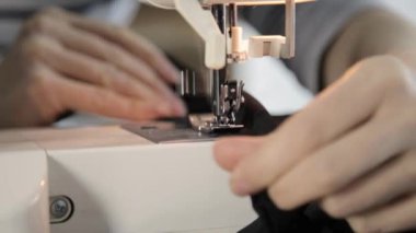 dikiş makinesi ve kadın elleri, bir bez destekleyen terzi