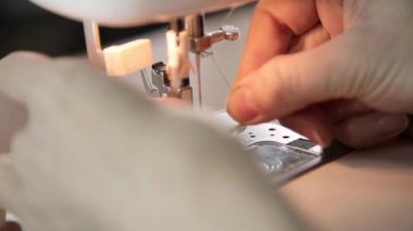 terzi iplik iğne dikiş makinesi, dikiş makinesi ve kadın elleri