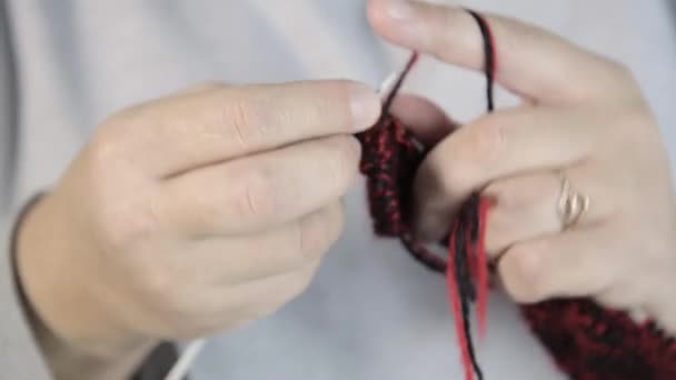 Close-up mãos com agulhas de tricô, mulheres velhas malhas — Vídeo de Stock
