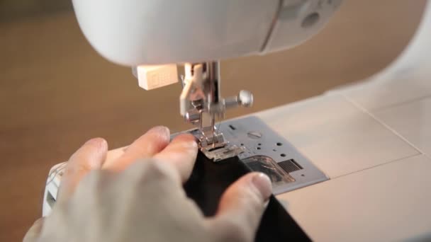 Naaimachine en vrouw handen, naaister ter ondersteuning van een doek — Stockvideo