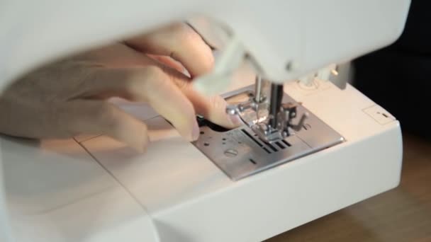 Hilo de costura en la aguja de la máquina de coser, máquina de coser y manos de mujer — Vídeo de stock