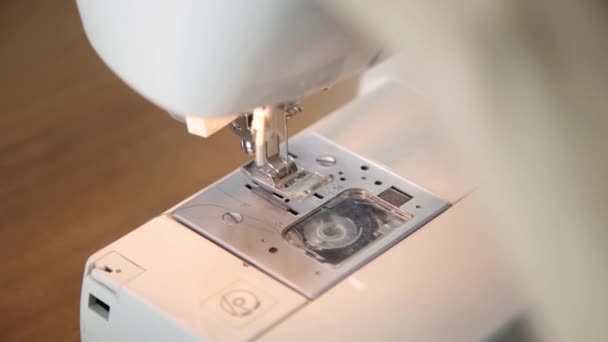 Hilo de costura en la aguja de la máquina de coser, máquina de coser y manos de mujer — Vídeos de Stock