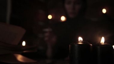 bir sigara ve siyah mum ışığı ile kartları dışarı atarken mistik güzel kadın Falcı,