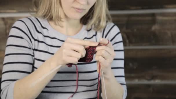 Κοντά χέρια με βελόνες πλεξίματος, όμορφη γυναίκα πλέκει — Αρχείο Βίντεο