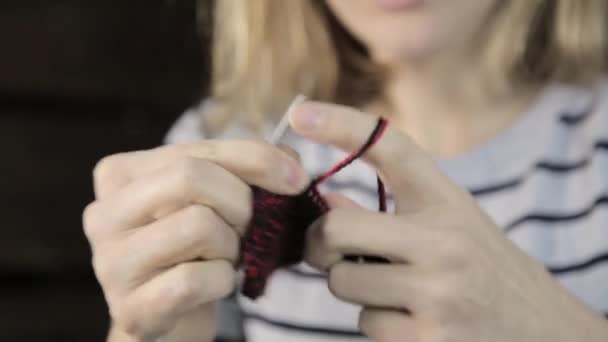 Mains en gros plan avec aiguilles à tricoter, belle tricot femme — Video