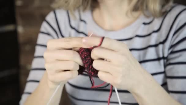 Mãos close-up com agulhas de tricô, bela mulher malhas — Vídeo de Stock