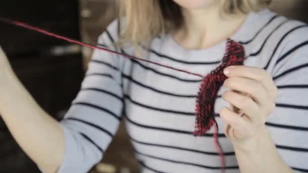 用针织的小手，漂亮的女人编织的 — 图库视频影像
