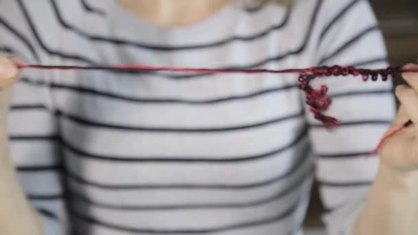 Z bliska z drutami do robótek ręcznych, piękna kobieta na drutach — Wideo stockowe