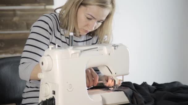 Нитка для шитья в иголке швейной машины, швейной машинки и женских рук — стоковое видео