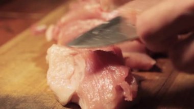 adam ahşap bir gemide taze et kesme eller