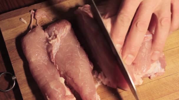 Man handen vers vlees snijden op een houten bord — Stockvideo