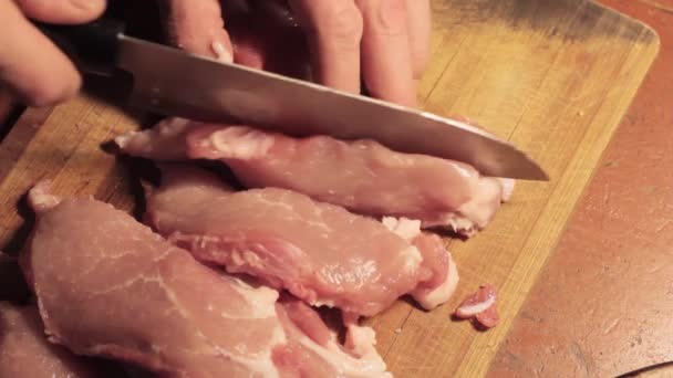 Mannen händerna skära köttet på en träskiva — Stockvideo