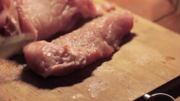 Man handen vers vlees snijden op een houten bord — Stockvideo