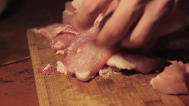 Hombre manos corte carne fresca en una tabla de madera — Vídeo de stock