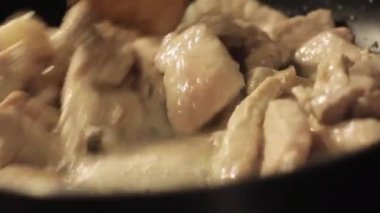 et ev bir mutfak üzerinde bir tavada kızartma