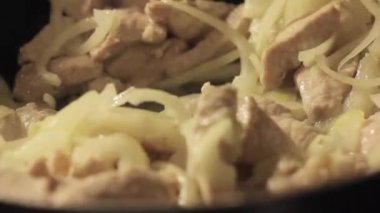 kızartma sebze, etli hotpot üzerinde ev bir mutfak