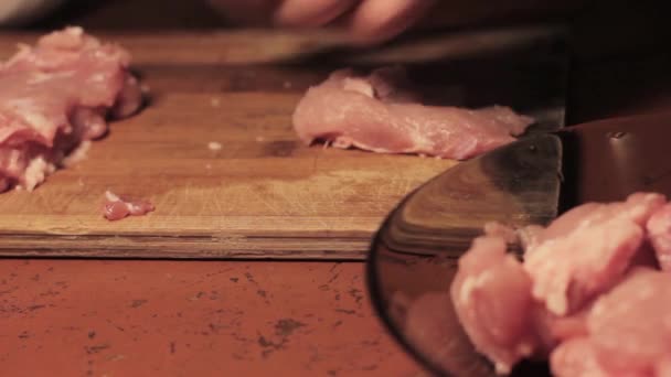 Man hands cutting fresh meat on a wooden board — Stock Video