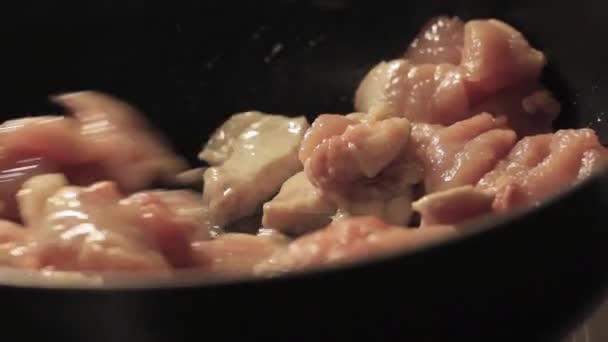 Bak vlees in een koekenpan op een huis keuken — Stockvideo