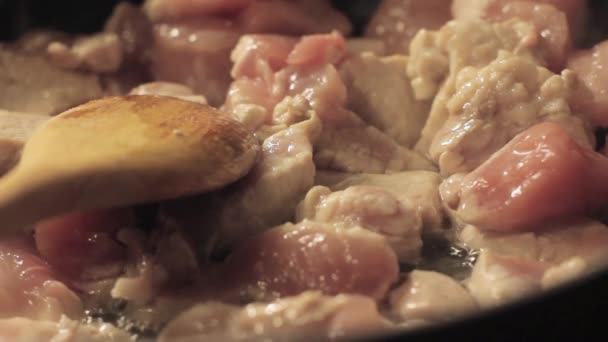 Frite a carne em uma panela de ato de fritar em uma cozinha doméstica — Vídeo de Stock