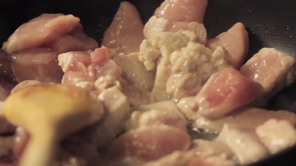 Frite a carne em uma panela de ato de fritar em uma cozinha doméstica — Vídeo de Stock