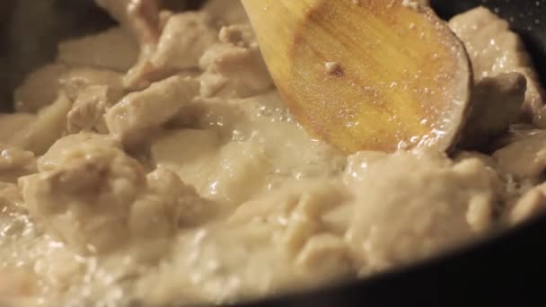 Жарить мясо в сковороде на домашней кухне — стоковое видео