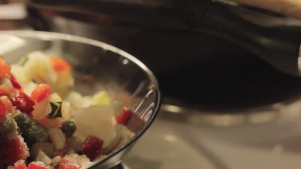 Freír la carne con verduras, olla caliente en una cocina casera — Vídeo de stock