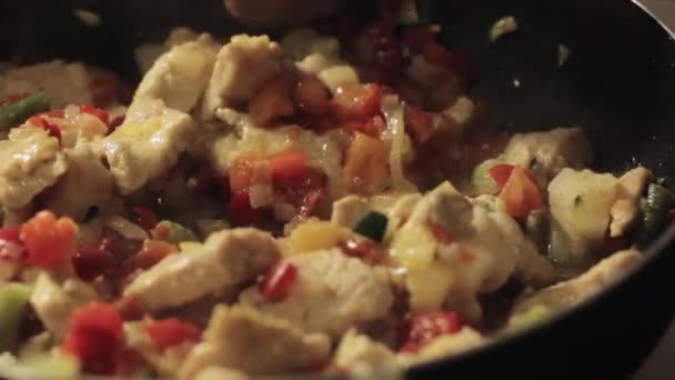 Freír la carne con verduras, olla caliente en una cocina casera — Vídeos de Stock