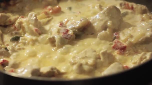 Frite a carne com verduras, hotpot em uma cozinha de casa — Vídeo de Stock