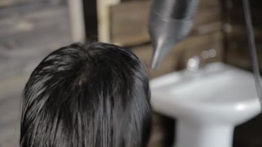 stilist saç şekillendirme için güzel kadın müşteri yapar ve saç kurutma makinesi tarağı ile kullanılan