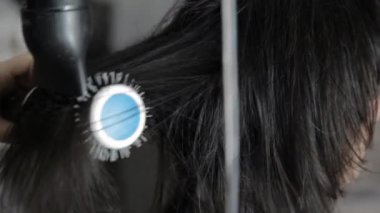 stilist saç şekillendirme için güzel kadın müşteri yapar ve saç kurutma makinesi tarağı ile kullanılan