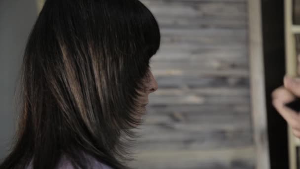 Taglio di capelli per una giovane cliente femminile del salone di bellezza — Video Stock