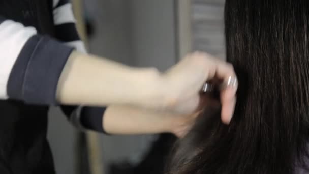 Corte de pelo para una joven clienta de salón de belleza — Vídeo de stock