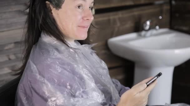 Administratören ger kaffe till klienten i en skönhetssalong, kund väntar hår färg — Stockvideo